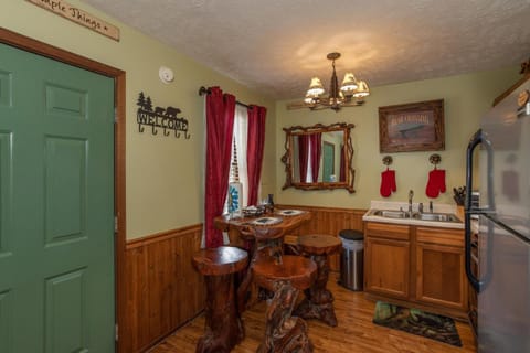 Bear Mountain Hollow-Get away from it all in a cozy cabin with a hot tub,arcade & deck close to town House in Pigeon Forge