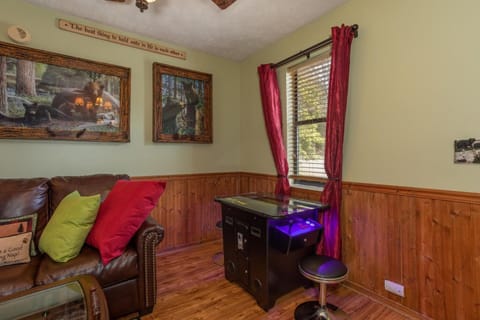 Bear Mountain Hollow-Get away from it all in a cozy cabin with a hot tub,arcade & deck close to town House in Pigeon Forge