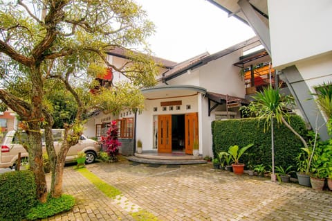 Rumah Asri Bed And Breakfast Hotel in Parongpong