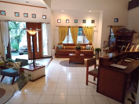 Rumah Asri Bed And Breakfast Hotel in Parongpong