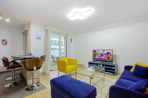 Communal lounge/ TV room, TV and multimedia, Living room, Seating area, Dining area, Evening entertainment