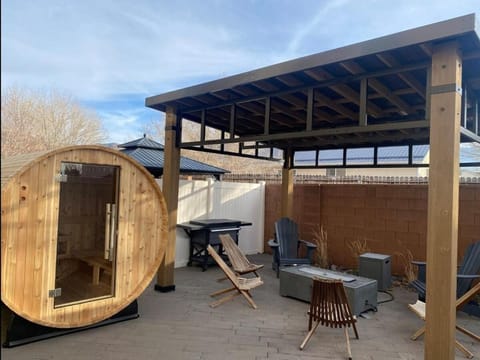 Cedar Getaway - Hot Tub, Private Sauna, Pool-Pong! House in Cedar City