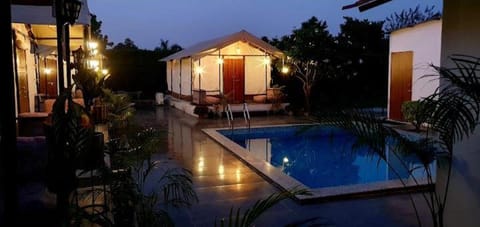 Luxury Farmhouse in Chhatarpur with Pool Villa in New Delhi