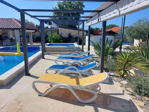 Dva Delfina Villa in Peroj