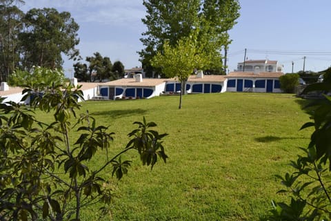 Remodelada Villa nos Jardins da Balaia Campground/ 
RV Resort in Olhos de Água