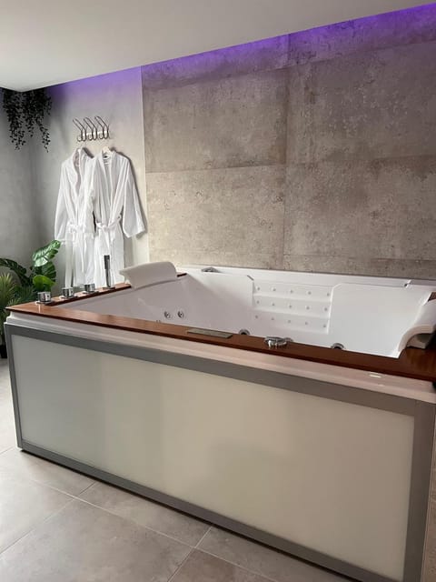 Hot Tub, Spa and wellness centre/facilities, towels