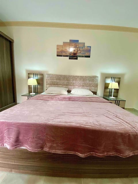 Feel like home 3BD residence with private garden شقه فندقيه بإمتياز مع حديقه خاصه في الرحاب الجديده Apartment in New Cairo City