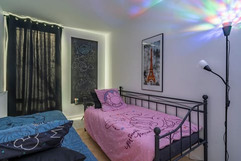 Night, Photo of the whole room, Bedroom, children, young children, older children