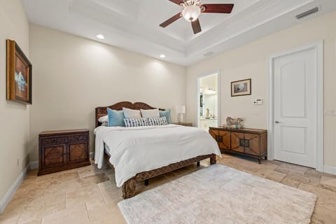 Luxe Home 1mile Vanderbilt Beach, Pool Spa BBQ Villa in Naples Park