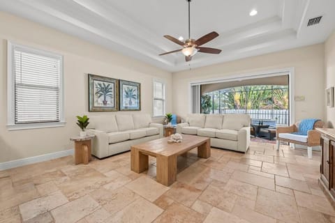 Luxe Home 1mile Vanderbilt Beach, Pool Spa BBQ Villa in Naples Park