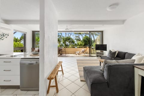 Beachside Chic, Pool & Balcony Apartment in Noosa Heads