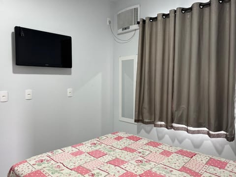 Bed, TV and multimedia, Photo of the whole room, Bedroom, air conditioner