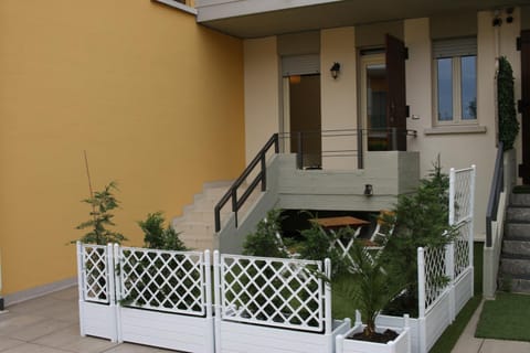 Property building, Patio, Facade/entrance, Balcony/Terrace