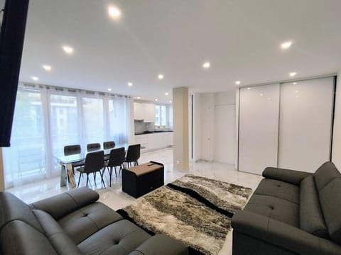 TV and multimedia, Kitchen or kitchenette, Living room, Seating area