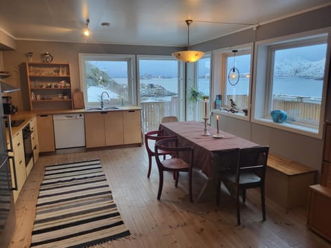 Kitchen or kitchenette, Dining area