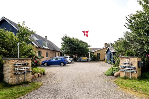 Property building, Facade/entrance, Parking