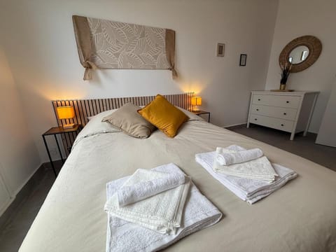 Bed, Photo of the whole room, Bedroom, towels