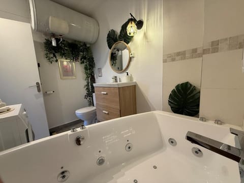 Hot Tub, Bath, towels