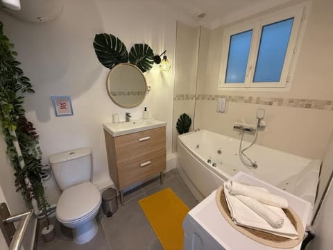 Shower, Toilet, Bathroom, Bath, towels