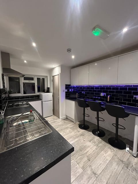 Large 6 Bed & 6 Ensuite House House in Watford