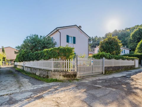 Holiday Home Lucerna Due-5 by Interhome House in Ameglia