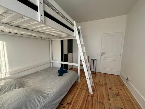 Confort 6 pers & Wi-Fi rapide Apartment in Saint-Denis, France