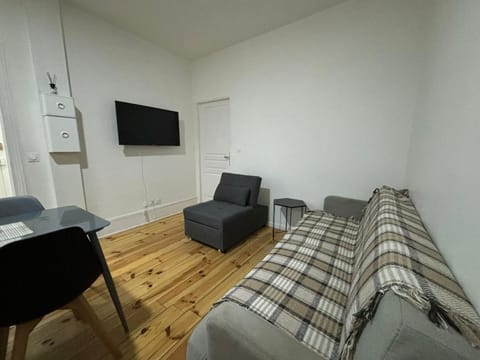 Confort 6 pers & Wi-Fi rapide Apartment in Saint-Denis, France