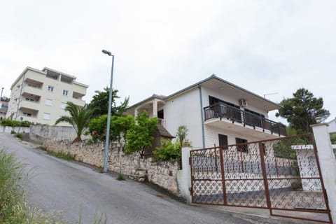 Apartments Bridic Condo in Okrug Gornji
