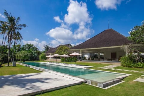 Property building, Day, Garden, View (from property/room), Garden view, Swimming pool