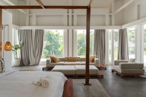 Bed, Living room, Photo of the whole room, Seating area, Bedroom