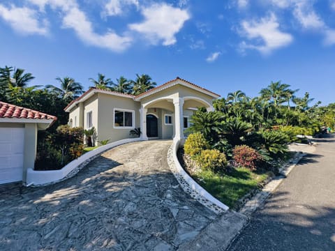 Property building, Garden, Parking