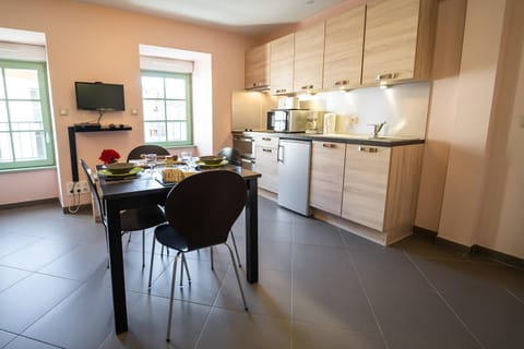 Kitchen or kitchenette, Dining area