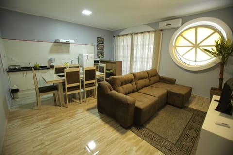 TV and multimedia, Kitchen or kitchenette, Living room, Seating area, Dining area