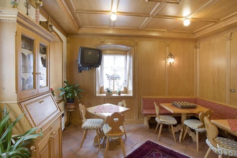 TV and multimedia, Living room, Dining area