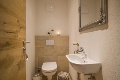 Toilet, towels