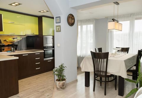 Kitchen or kitchenette, Seating area, Dining area