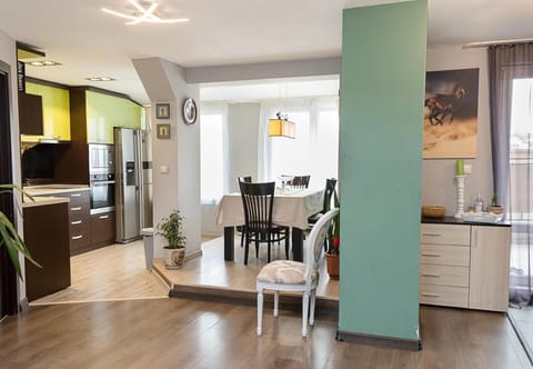 Kitchen or kitchenette, Dining area
