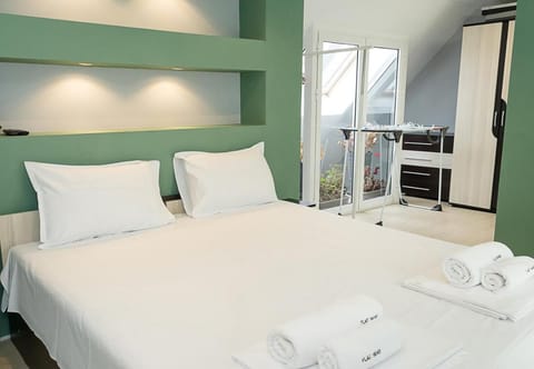 Bed, Bedroom, towels