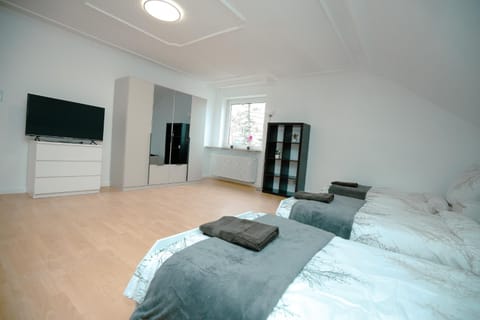 Bed, TV and multimedia, Photo of the whole room, Bedroom