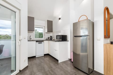 Kitchen or kitchenette, dishwasher, stove, toaster