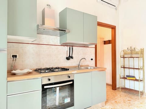 Kitchen or kitchenette, pet friendly, stove