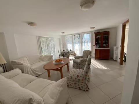 Appartamento con 2 camere da letto in villa con giardino e parcheggio Apartment in Diano Marina