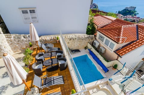 Balcony/Terrace, Seating area, Swimming pool, Swimming pool