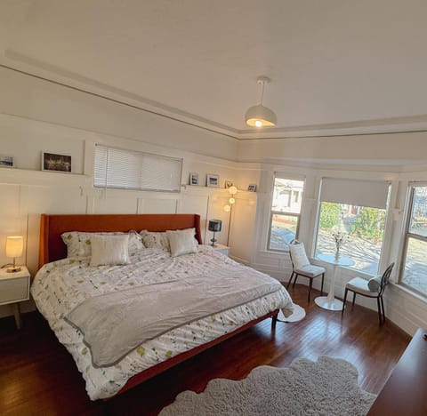 Bright, Modern & Artsy Space Apartment in Temescal