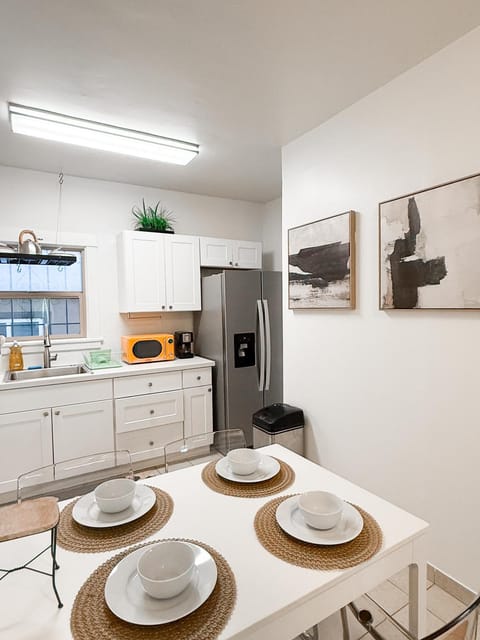 Bright, Modern & Artsy Space Apartment in Temescal