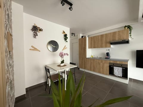 TV and multimedia, Kitchen or kitchenette, Dining area, minibar, oven, pet friendly, stove