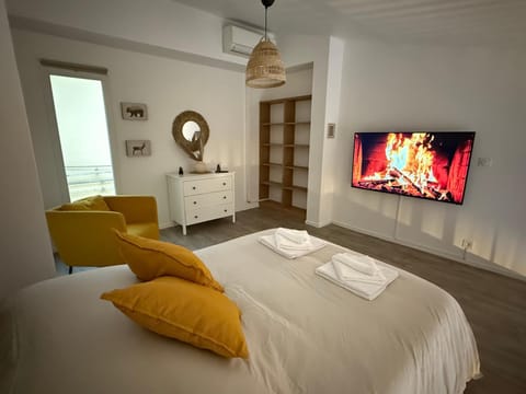 Communal lounge/ TV room, Bed, TV and multimedia, Living room, Photo of the whole room, Seating area, Evening entertainment, Bedroom, towels