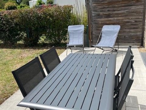 Appartement T3 PMR, 2 chambres, jardin privé, plage à pied, parking, internet 4G - FR-1-775-14 Apartment in Brittany