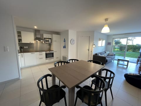 Appartement T3 PMR, 2 chambres, jardin privé, plage à pied, parking, internet 4G - FR-1-775-14 Apartment in Brittany