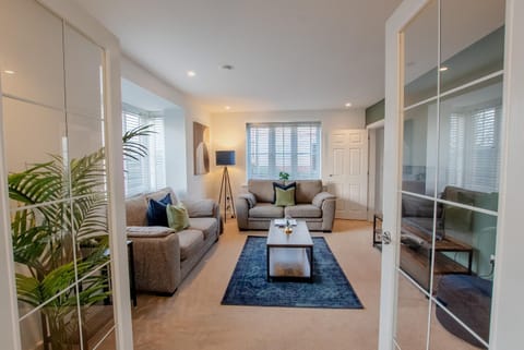 TV and multimedia, Living room, Decorative detail, Seating area